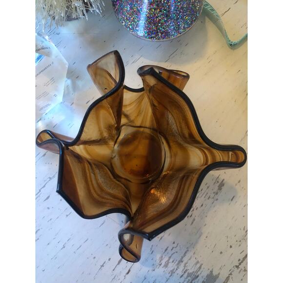 Vintage Unmarked Glass Handkerchief Vase 5" Brown - Picture 3 of 5